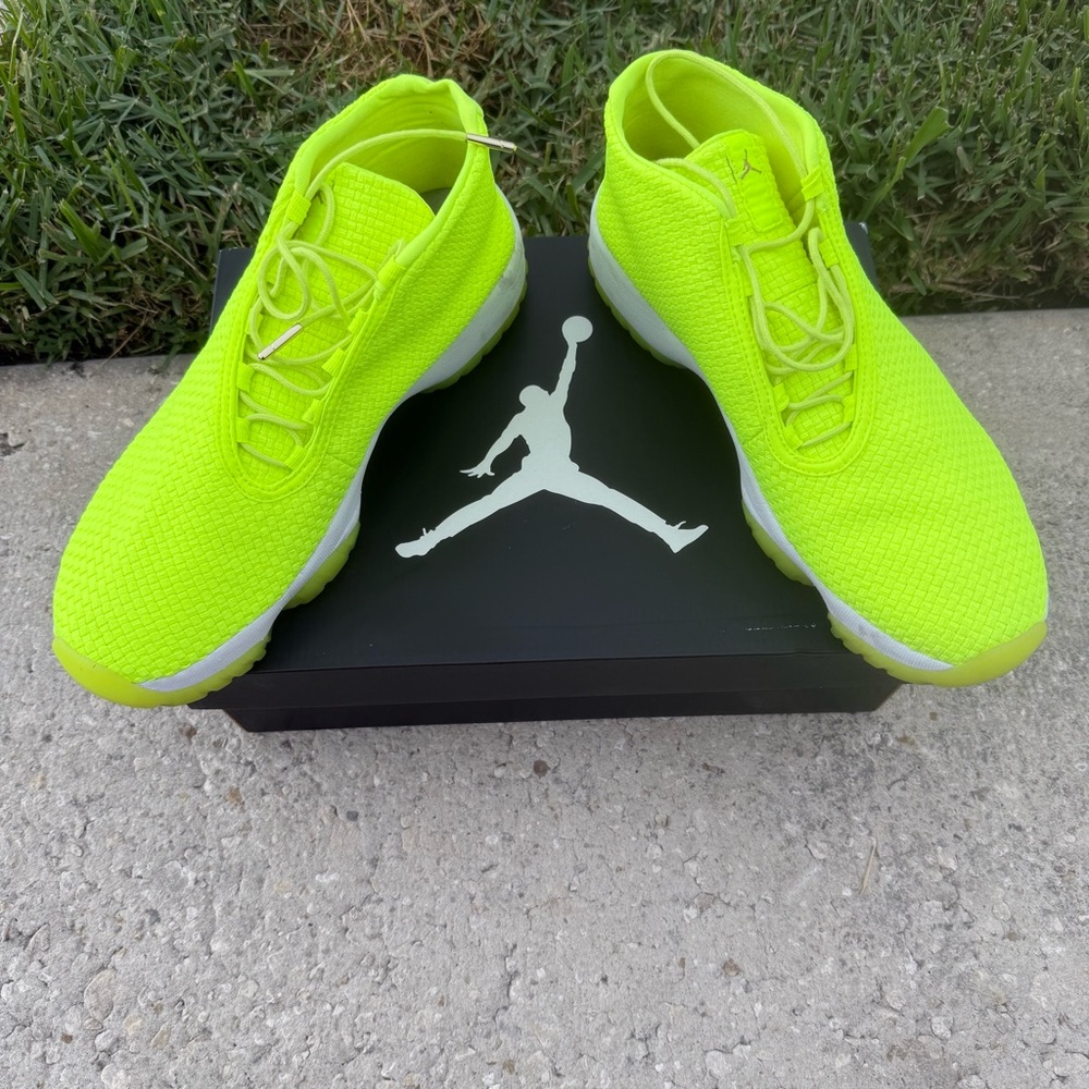 NIKE AIR JORDAN FUTURE VOLT/WHITE SIZE 11 WITH BOX PREOWNED & AUTHENTICATED